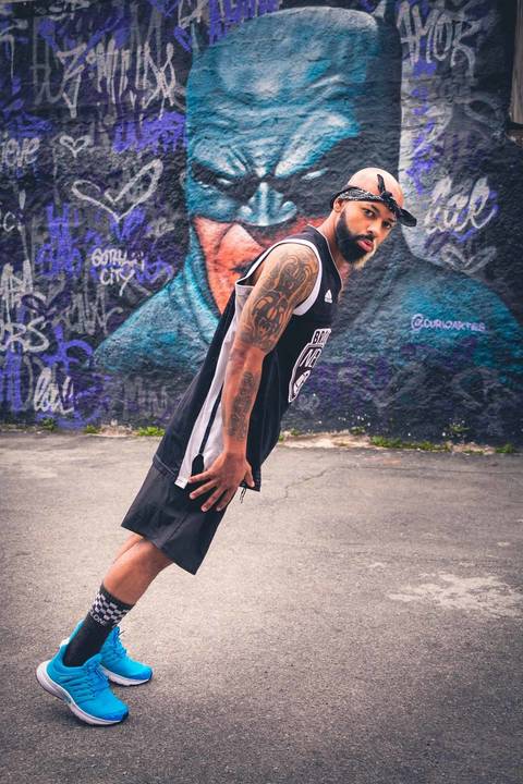 Ensaio esportivo de calistenia com o Hugo Workout no Beco do Batman, em São Paulo.'