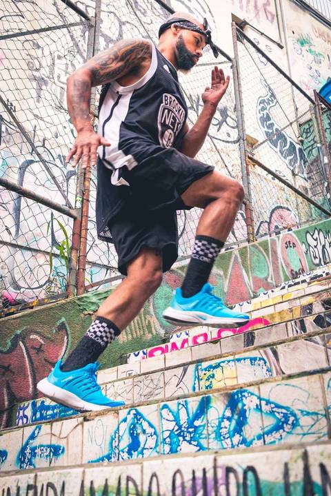 Ensaio esportivo de calistenia com o Hugo Workout no Beco do Batman, em São Paulo.'