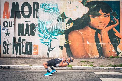 Ensaio esportivo de calistenia com o Hugo Workout no Beco do Batman, em São Paulo.'