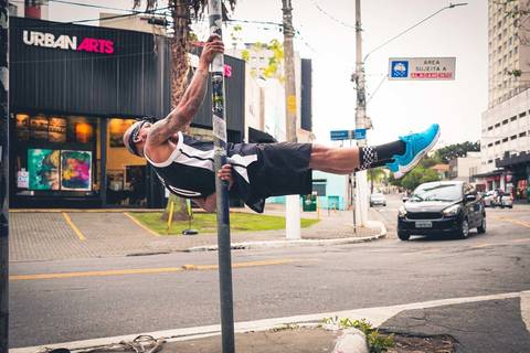 Ensaio esportivo de calistenia com o Hugo Workout no Beco do Batman, em São Paulo.'