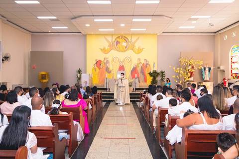 Imagem do Padre Rodolfo Camarotta durante o batizado da Lorenna Silva na Igreja do Sagrado Coração de Jesus, zona sul de São Paulo.'