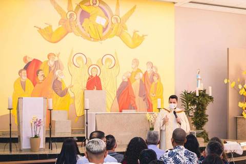 Imagem do Padre Rodolfo Camarotta durante o batizado da Lorenna Silva na Igreja do Sagrado Coração de Jesus, zona sul de São Paulo.'