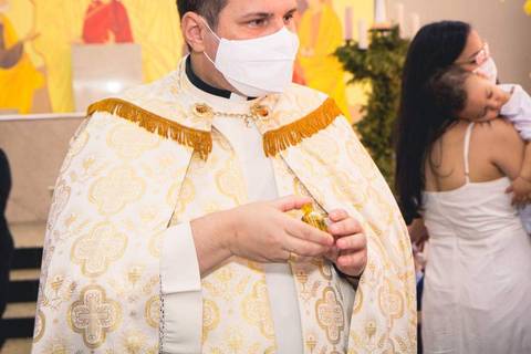 Imagem do Padre Rodolfo Camarotta durante o batizado da Lorenna Silva na Igreja do Sagrado Coração de Jesus, zona sul de São Paulo.'