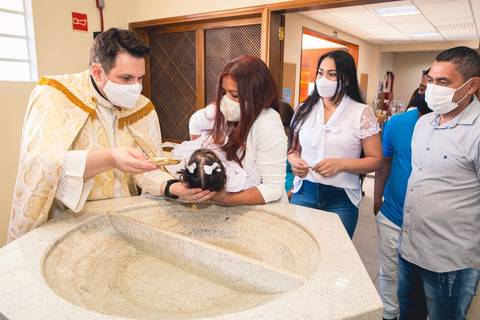 Batizado da Lorenna Silva na Igreja do Sagrado Coração de Jesus, zona sul de São Paulo.'