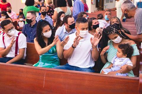 Fotos da missa de batizado do Gabriel Cardoso celebrada pelo padre Rodolfo Camarotta na Paróquia Sagrado Coração de Jesus, na zona sul de São Paulo.'