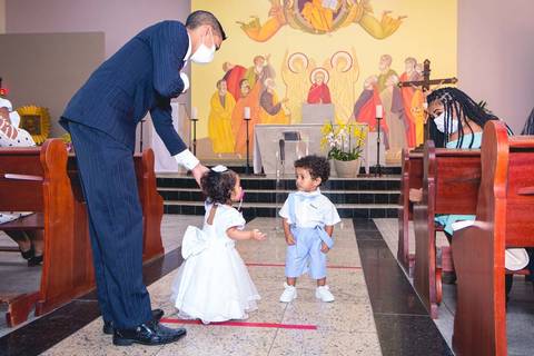Fotos da missa de batizado do Gabriel Cardoso celebrada pelo padre Rodolfo Camarotta na Paróquia Sagrado Coração de Jesus, na zona sul de São Paulo.'