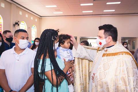 Fotos da missa de batizado do Gabriel Cardoso celebrada pelo padre Rodolfo Camarotta na Paróquia Sagrado Coração de Jesus, na zona sul de São Paulo.'
