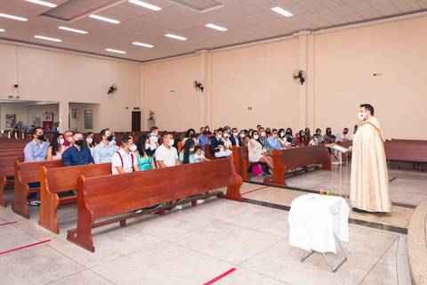 Fotos da missa de batizado do Gabriel Cardoso celebrada pelo padre Rodolfo Camarotta na Paróquia Sagrado Coração de Jesus, na zona sul de São Paulo.'