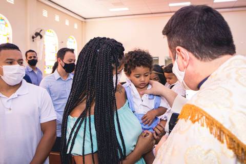 Fotos da missa de batizado do Gabriel Cardoso celebrada pelo padre Rodolfo Camarotta na Paróquia Sagrado Coração de Jesus, na zona sul de São Paulo.'