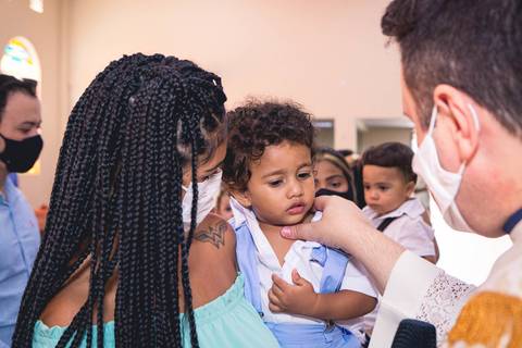 Fotos da missa de batizado do Gabriel Cardoso celebrada pelo padre Rodolfo Camarotta na Paróquia Sagrado Coração de Jesus, na zona sul de São Paulo.'