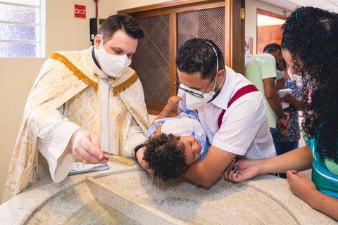 Fotos da missa de batizado do Gabriel Cardoso celebrada pelo padre Rodolfo Camarotta na Paróquia Sagrado Coração de Jesus, na zona sul de São Paulo.'