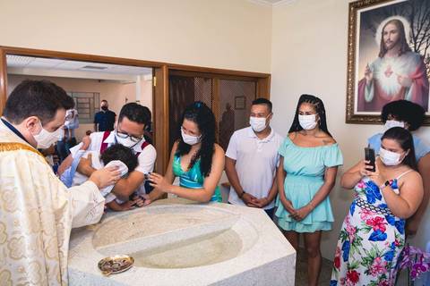 Fotos da missa de batizado do Gabriel Cardoso celebrada pelo padre Rodolfo Camarotta na Paróquia Sagrado Coração de Jesus, na zona sul de São Paulo.'