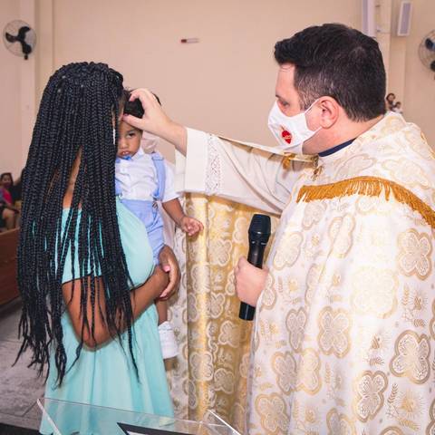 Fotos da missa de batizado do Gabriel Cardoso celebrada pelo padre Rodolfo Camarotta na Paróquia Sagrado Coração de Jesus, na zona sul de São Paulo.'