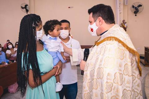 Fotos da missa de batizado do Gabriel Cardoso celebrada pelo padre Rodolfo Camarotta na Paróquia Sagrado Coração de Jesus, na zona sul de São Paulo.'