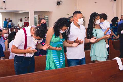 Fotos da missa de batizado do Gabriel Cardoso celebrada pelo padre Rodolfo Camarotta na Paróquia Sagrado Coração de Jesus, na zona sul de São Paulo.'