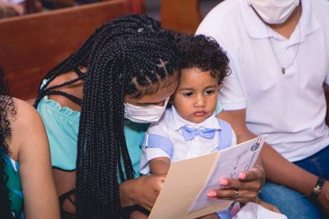 Fotos da missa de batizado do Gabriel Cardoso celebrada pelo padre Rodolfo Camarotta na Paróquia Sagrado Coração de Jesus, na zona sul de São Paulo.'