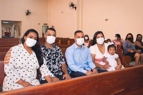 Fotos da missa de batizado da Ana Vitória celebrada pelo padre Rodolfo Camarotta na Paróquia Sagrado Coração de Jesus, na zona sul de São Paulo.'