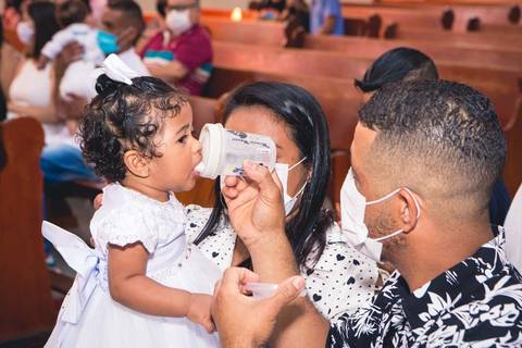 Fotos da missa de batizado da Ana Vitória celebrada pelo padre Rodolfo Camarotta na Paróquia Sagrado Coração de Jesus, na zona sul de São Paulo.'