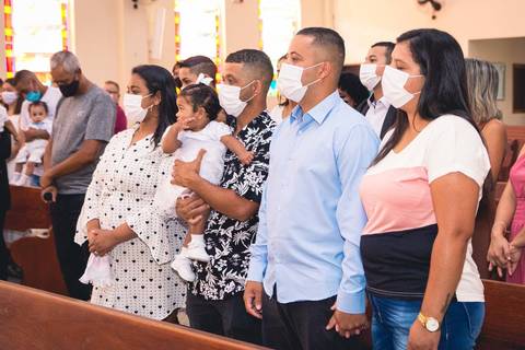 Fotos da missa de batizado da Ana Vitória celebrada pelo padre Rodolfo Camarotta na Paróquia Sagrado Coração de Jesus, na zona sul de São Paulo.'