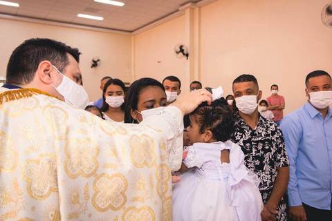 Fotos da missa de batizado da Ana Vitória celebrada pelo padre Rodolfo Camarotta na Paróquia Sagrado Coração de Jesus, na zona sul de São Paulo.'