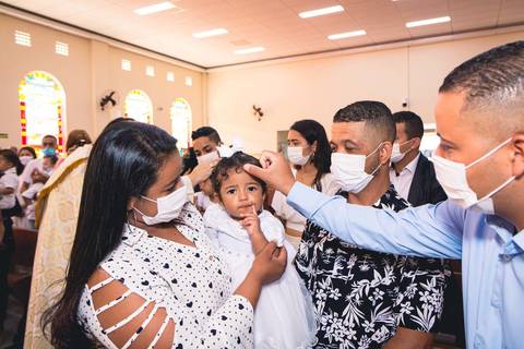 Fotos da missa de batizado da Ana Vitória celebrada pelo padre Rodolfo Camarotta na Paróquia Sagrado Coração de Jesus, na zona sul de São Paulo.'