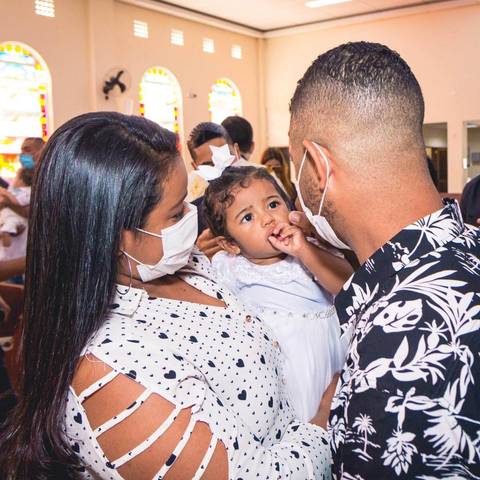Fotos da missa de batizado da Ana Vitória celebrada pelo padre Rodolfo Camarotta na Paróquia Sagrado Coração de Jesus, na zona sul de São Paulo.'