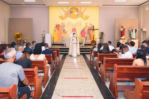 Fotos da missa de batizado da Ana Vitória celebrada pelo padre Rodolfo Camarotta na Paróquia Sagrado Coração de Jesus, na zona sul de São Paulo.'