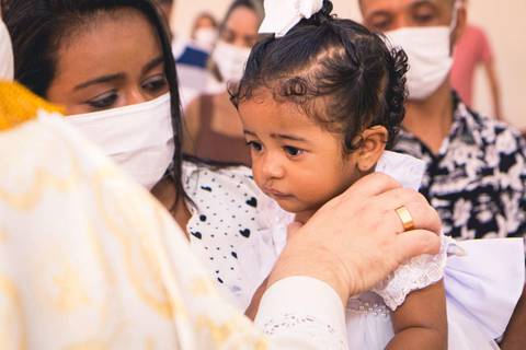 Fotos da missa de batizado da Ana Vitória celebrada pelo padre Rodolfo Camarotta na Paróquia Sagrado Coração de Jesus, na zona sul de São Paulo.'