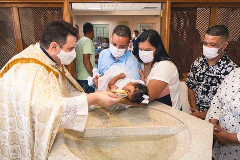 Fotos da missa de batizado da Ana Vitória celebrada pelo padre Rodolfo Camarotta na Paróquia Sagrado Coração de Jesus, na zona sul de São Paulo.'