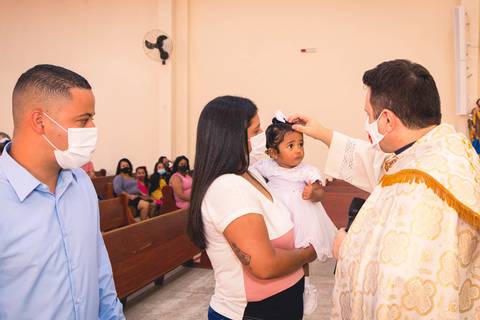Fotos da missa de batizado da Ana Vitória celebrada pelo padre Rodolfo Camarotta na Paróquia Sagrado Coração de Jesus, na zona sul de São Paulo.'