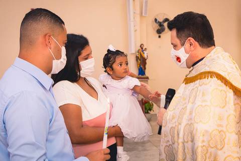 Fotos da missa de batizado da Ana Vitória celebrada pelo padre Rodolfo Camarotta na Paróquia Sagrado Coração de Jesus, na zona sul de São Paulo.'