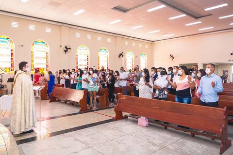Fotos da missa de batizado da Ana Vitória celebrada pelo padre Rodolfo Camarotta na Paróquia Sagrado Coração de Jesus, na zona sul de São Paulo.'