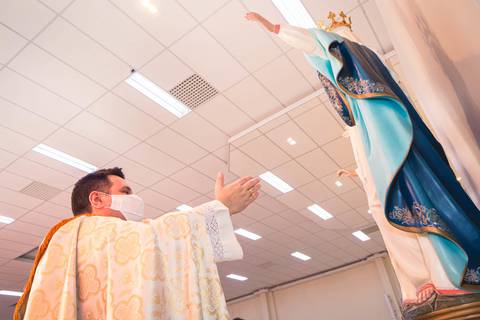 Fotos da missa de batizado da Ana Vitória celebrada pelo padre Rodolfo Camarotta na Paróquia Sagrado Coração de Jesus, na zona sul de São Paulo.'
