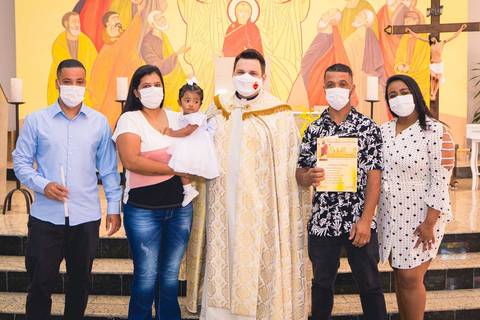 Fotos da missa de batizado da Ana Vitória celebrada pelo padre Rodolfo Camarotta na Paróquia Sagrado Coração de Jesus, na zona sul de São Paulo.'