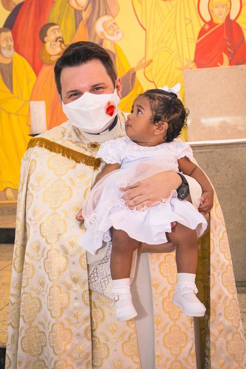 Fotos da missa de batizado da Ana Vitória celebrada pelo padre Rodolfo Camarotta na Paróquia Sagrado Coração de Jesus, na zona sul de São Paulo.'