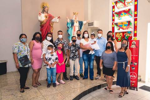 Fotos da missa de batizado da Ana Vitória celebrada pelo padre Rodolfo Camarotta na Paróquia Sagrado Coração de Jesus, na zona sul de São Paulo.'