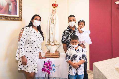Fotos da missa de batizado da Ana Vitória celebrada pelo padre Rodolfo Camarotta na Paróquia Sagrado Coração de Jesus, na zona sul de São Paulo.'