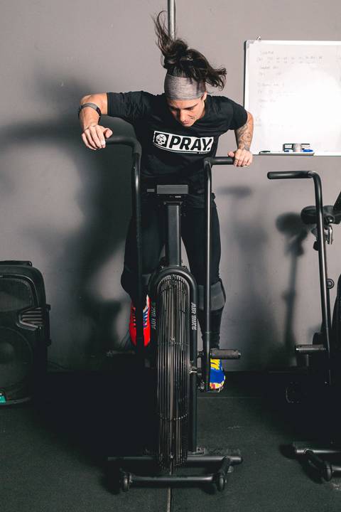 Fotos do treinamento da atleta de Cross Fit Cakes Martinez realizado no CF Tutóia, zona sul de São Paulo.'
