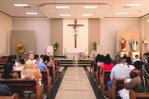 Batizado da Isis Emanuelle na Paróquia Sagrado Coração de Jesus celebrada pelo padre Rodolfo Camarotta, na cidade de São Paulo.'