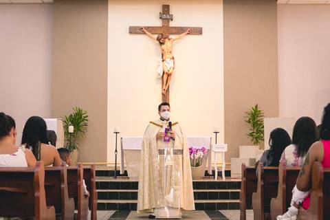 Batizado da Isis Emanuelle na Paróquia Sagrado Coração de Jesus celebrada pelo padre Rodolfo Camarotta, na cidade de São Paulo.'