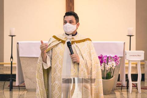 Batizado da Isis Emanuelle na Paróquia Sagrado Coração de Jesus celebrada pelo padre Rodolfo Camarotta, na cidade de São Paulo.'