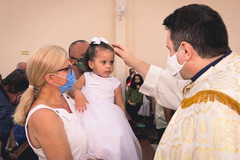 Batizado da Isis Emanuelle na Paróquia Sagrado Coração de Jesus celebrada pelo padre Rodolfo Camarotta, na cidade de São Paulo.'