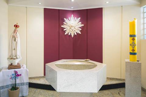 Batizado da Isis Emanuelle na Paróquia Sagrado Coração de Jesus celebrada pelo padre Rodolfo Camarotta, na cidade de São Paulo.'