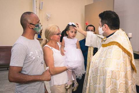Batizado da Isis Emanuelle na Paróquia Sagrado Coração de Jesus celebrada pelo padre Rodolfo Camarotta, na cidade de São Paulo.'