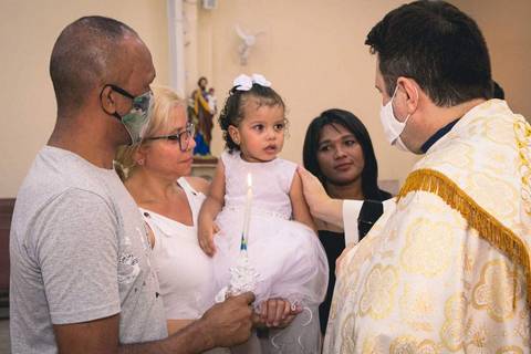 Batizado da Isis Emanuelle na Paróquia Sagrado Coração de Jesus celebrada pelo padre Rodolfo Camarotta, na cidade de São Paulo.'