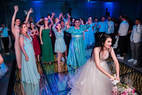 Festa de casamento na A&A Eventos em Campo Bom noiva jogando o buquê'