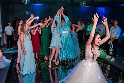 Festa de casamento na A&A Eventos em Campo Bom noiva jogando o buquê'