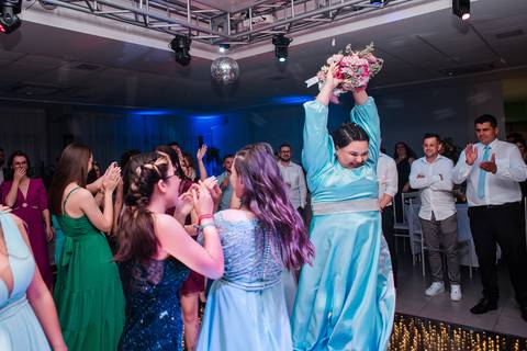Festa de casamento na A&A Eventos em Campo Bom noiva jogando o buquê'