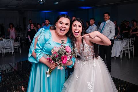 Festa de casamento na A&A Eventos em Campo Bom noiva jogando o buquê'