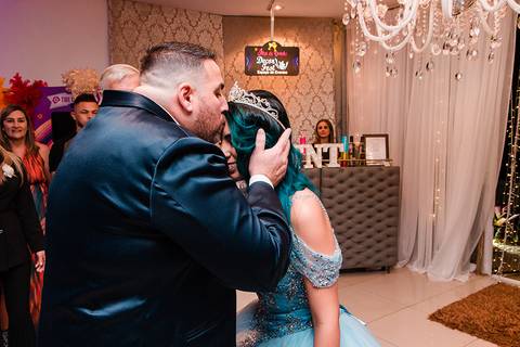 Festa de 15 anos Decorfest Canoas pai recebe a debutante'